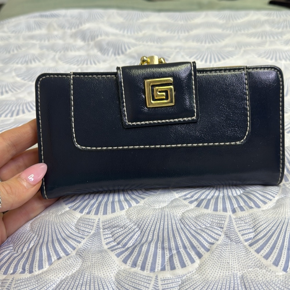 Vintage Sleek Navy Leather Wallet with Gold Clasp - Picture 4 of 8
